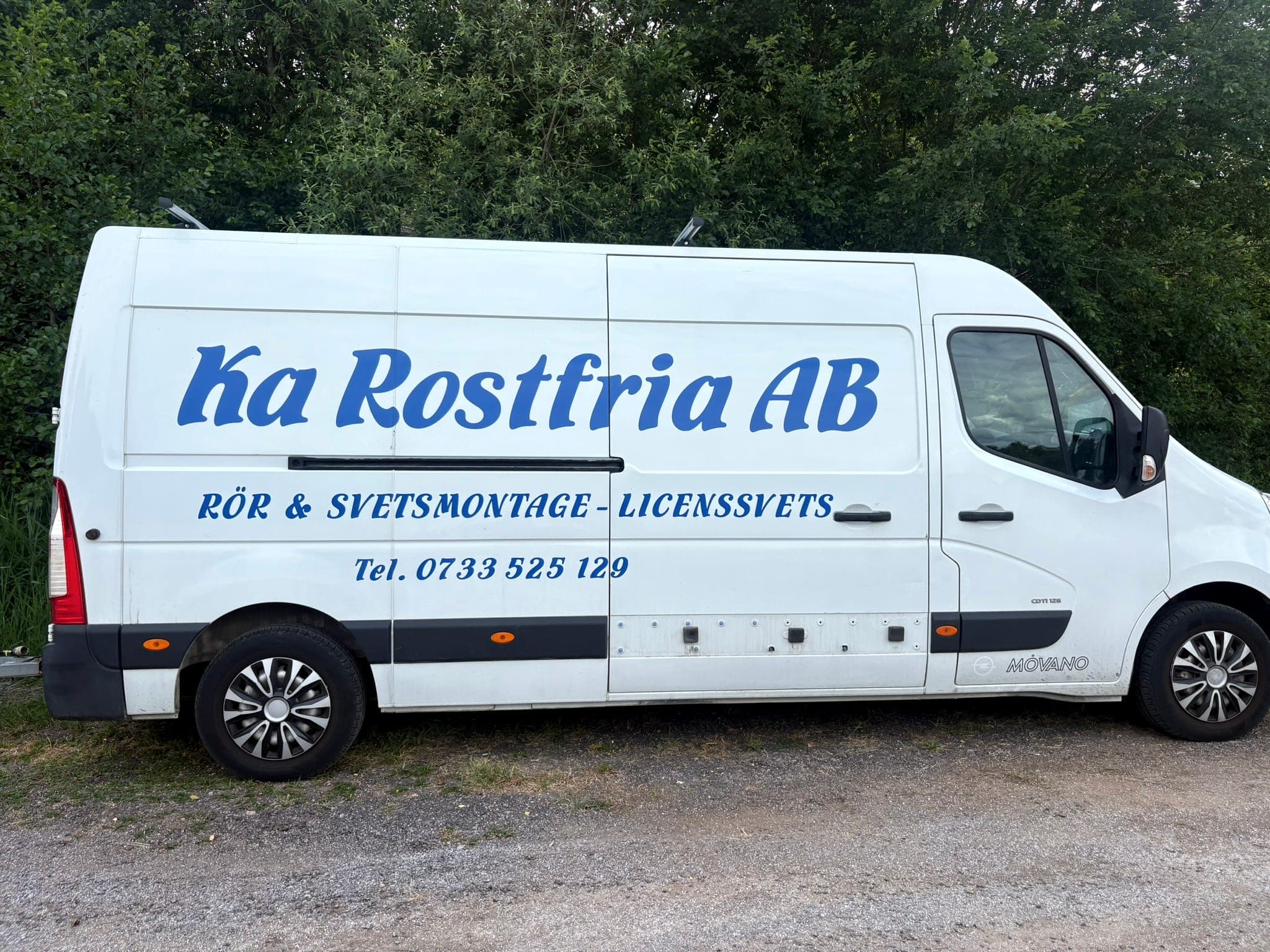Ka Rostfrias vita servicebil med blå skriptlogga och texten rör & svetsmontage — licenssvets